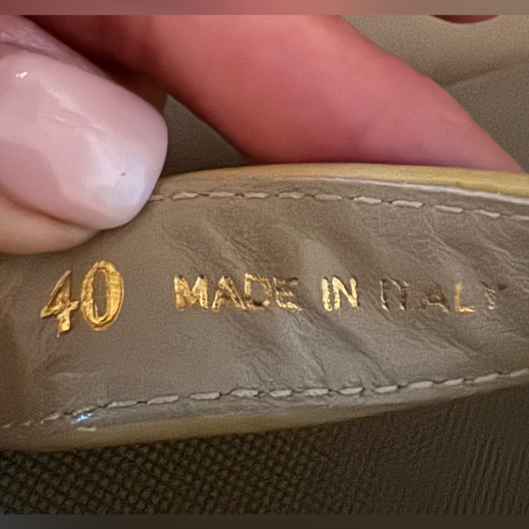 Like new Burberry thong flip flops - Picture 2 of 5